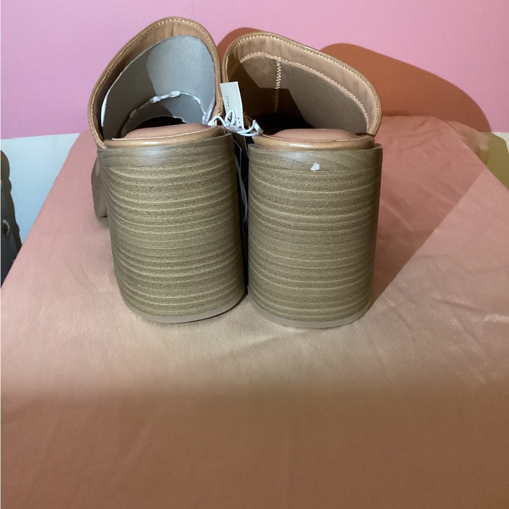 NEW Universal Thread Tan Clogs - Picture 2 of 3